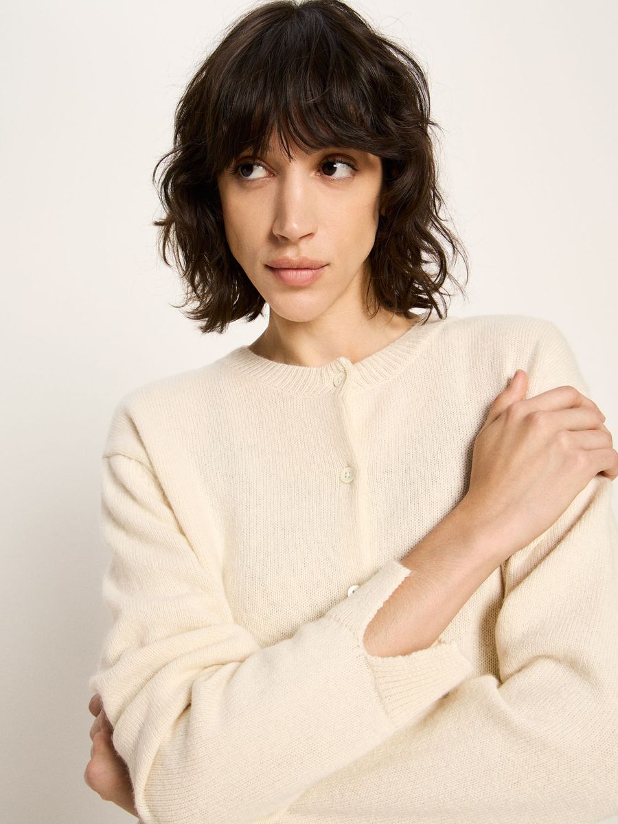 LANIUS_225_13362-00-101-off-white-34_Boxy-Strickjacke_04.jpg